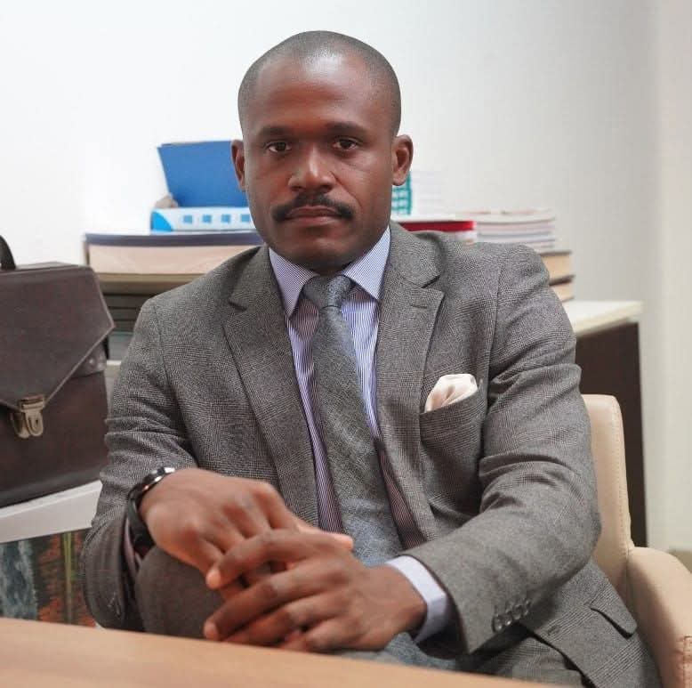 Théophane Biyoghe : la voix officielle pour la Présidence gabonaise