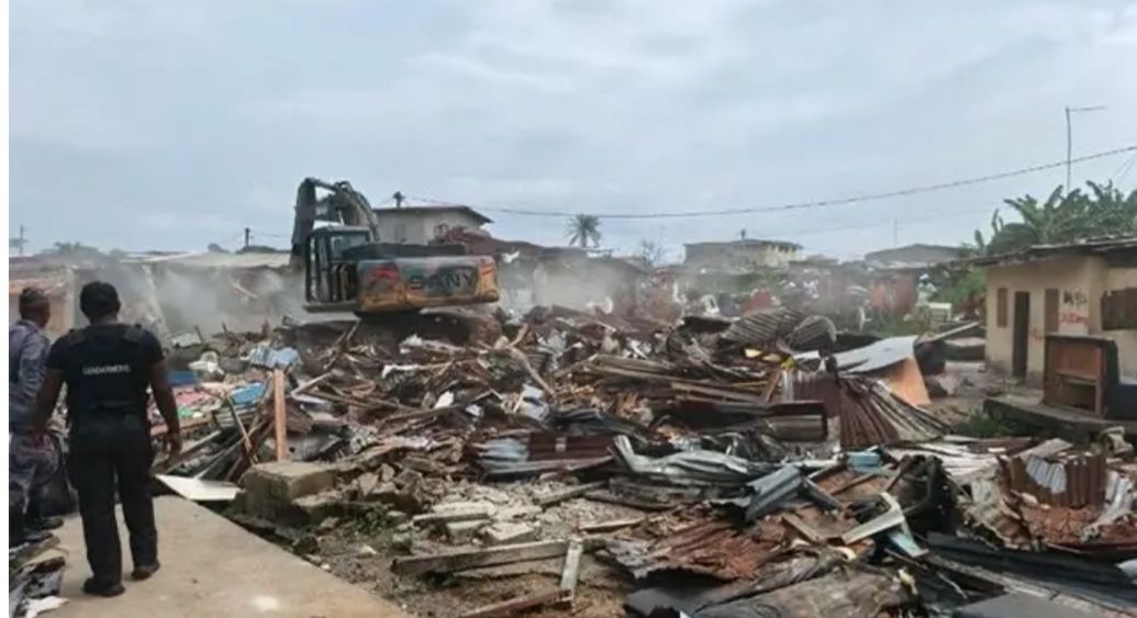 Derrière l&rsquo;Assemblée : bulldozers contre baraques, le choc des priorités
