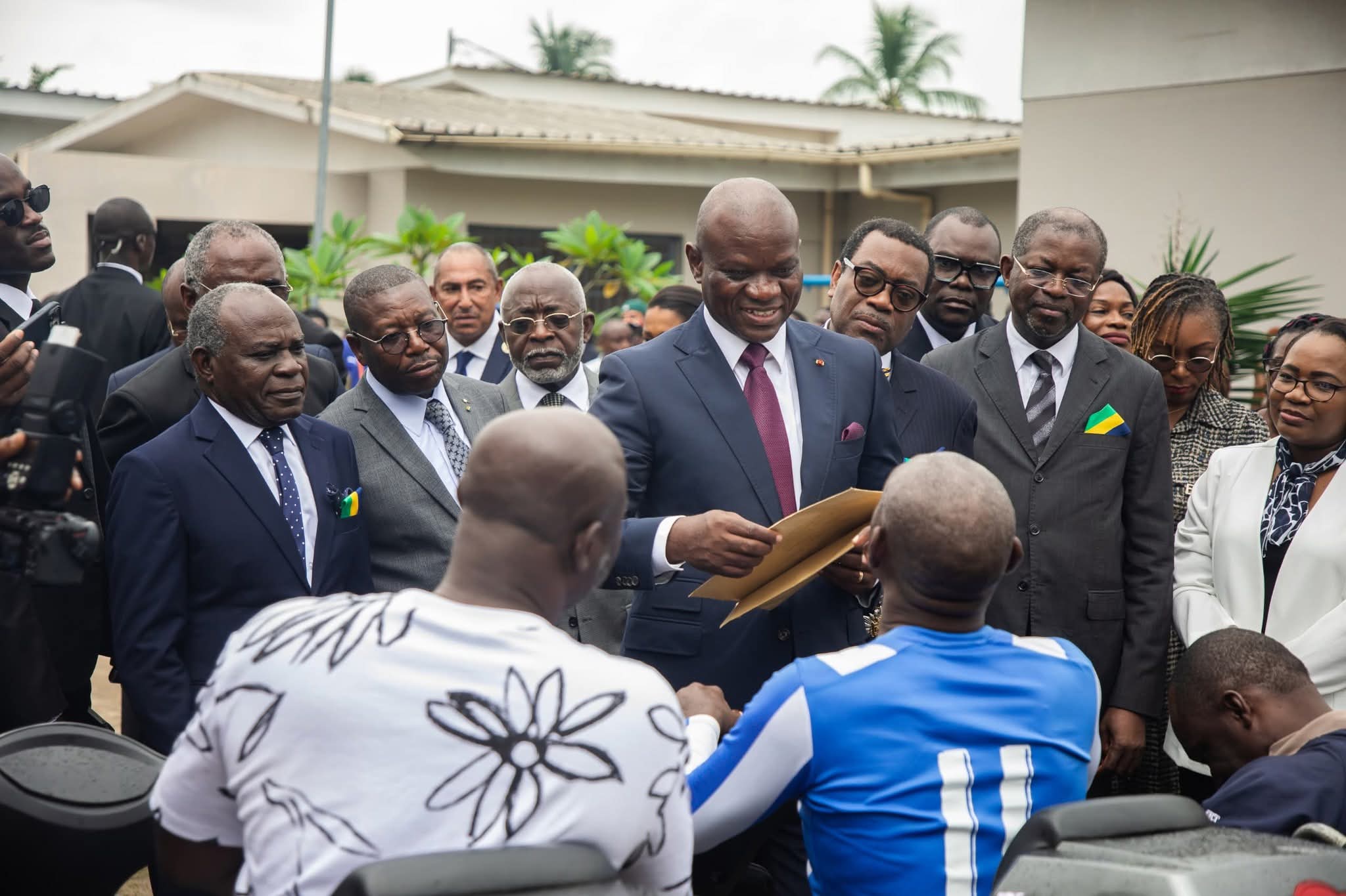 Oligui Nguema à l’écoute des enfants sourds de l’ENEDA Oligui Nguema à l’écoute des enfants sourds de l’ENEDA