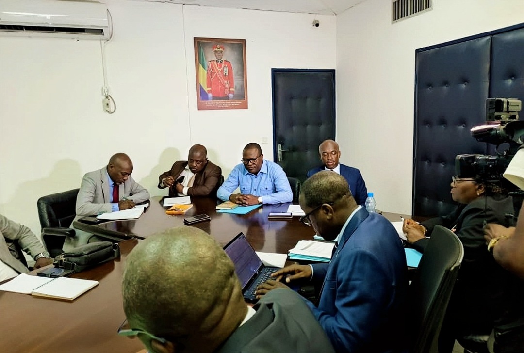 Franceville : le Ministre Simplice Désiré Mamboula sur le terrain pour apaiser la crise à l’USTM