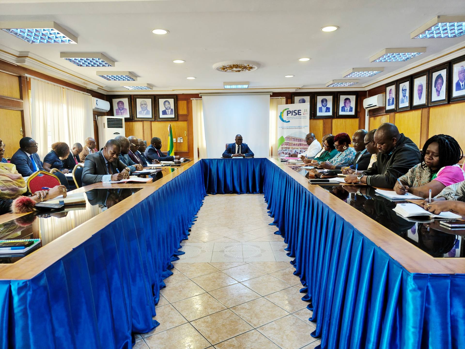 Le Ministre par intérim de l’Éducation nationale échange avec les syndicats pour apaiser la crise