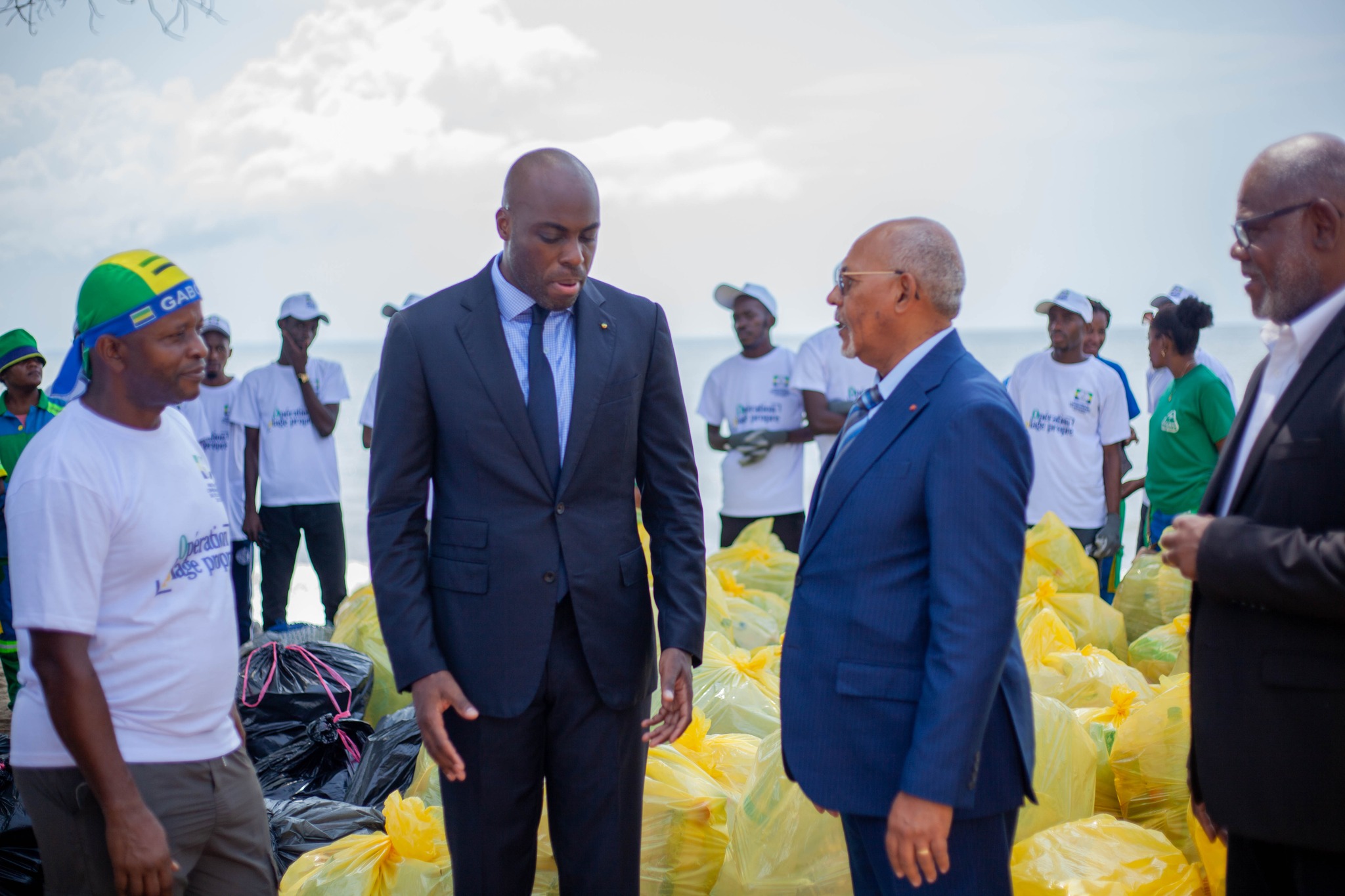 Mark-Alexandre Doumba et les volontaires au chevet de la plage de la Sablière