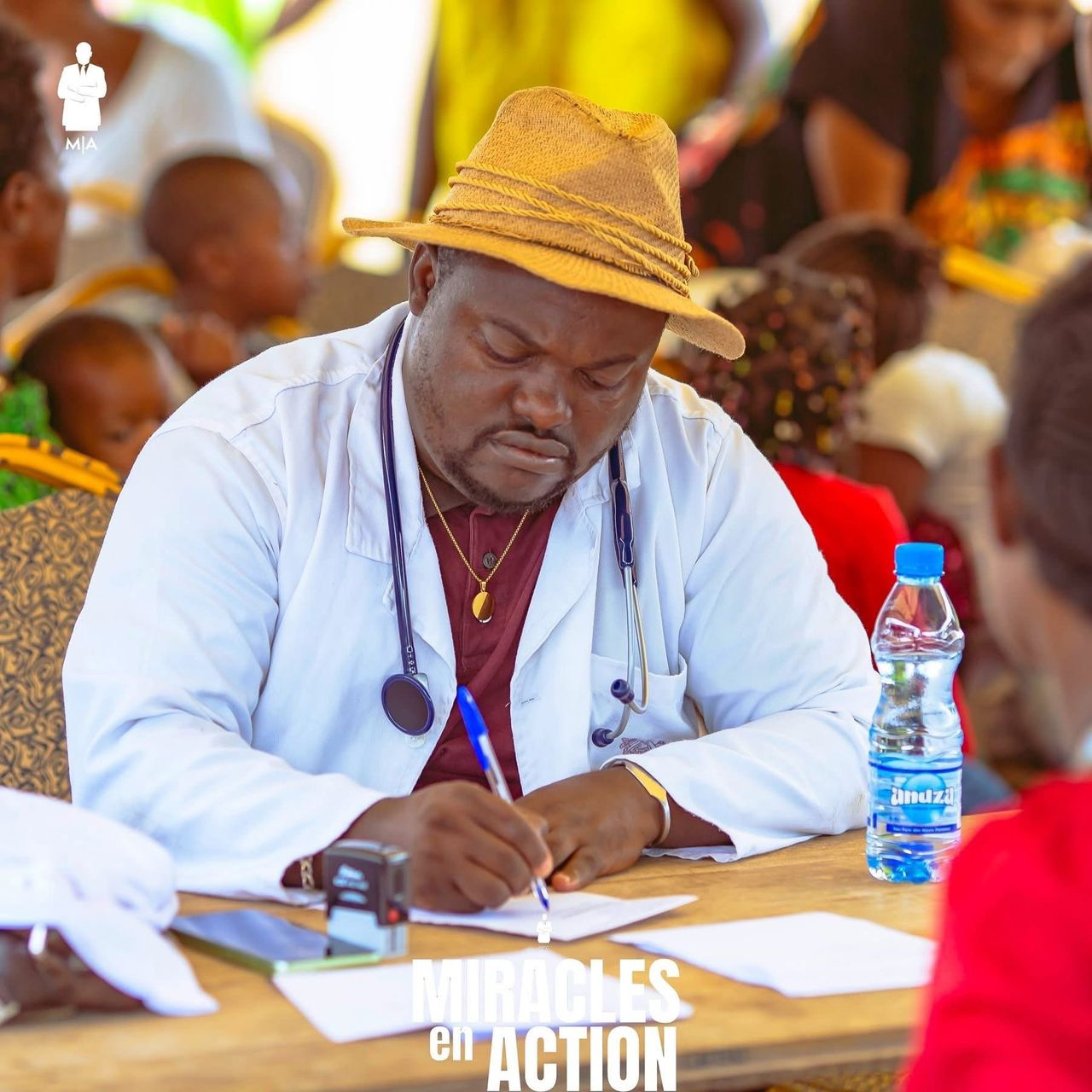 Miracles en Action : Quand la Foi se Transforme en Soins et Espoir pour la Population 🇬