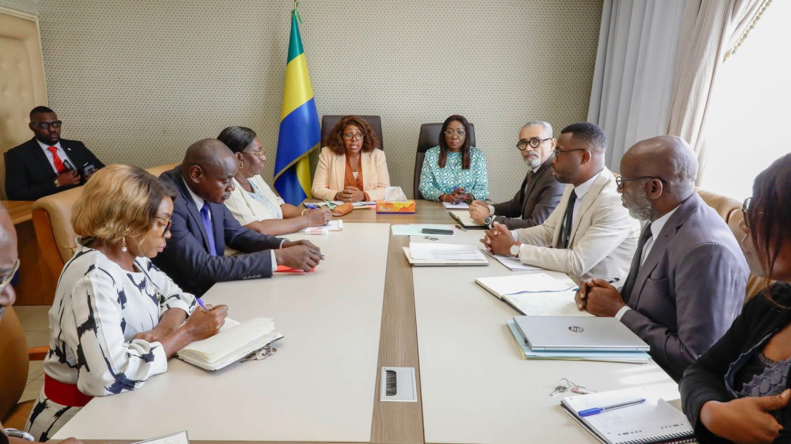 Fonction publique : Laurence Ndong engage des réformes urgentes pour améliorer les conditions de travail des agents