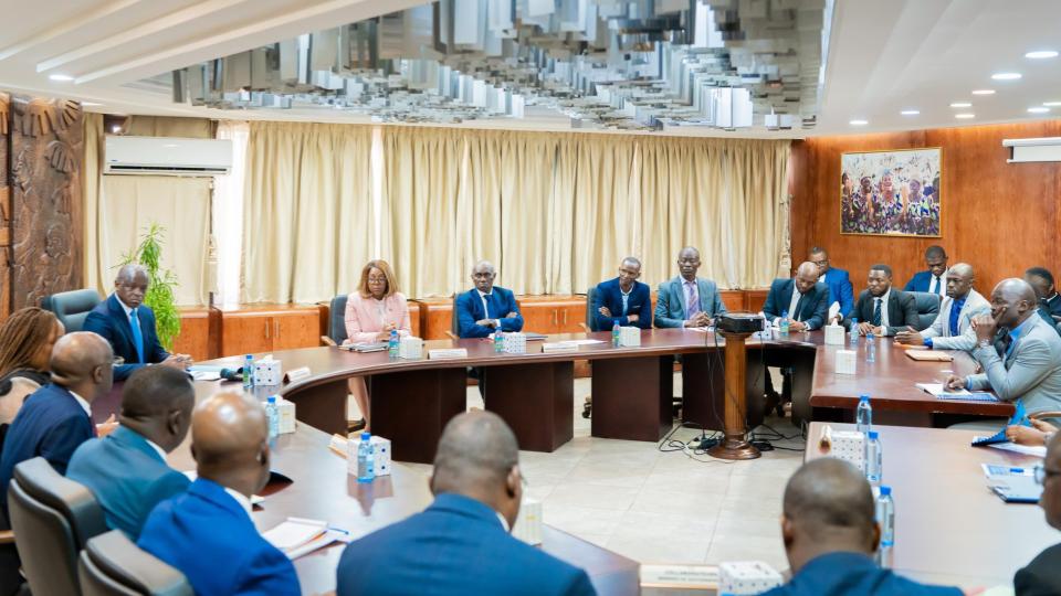 Éducation nationale : le gouvernement rouvre le dialogue pour désamorcer la crise