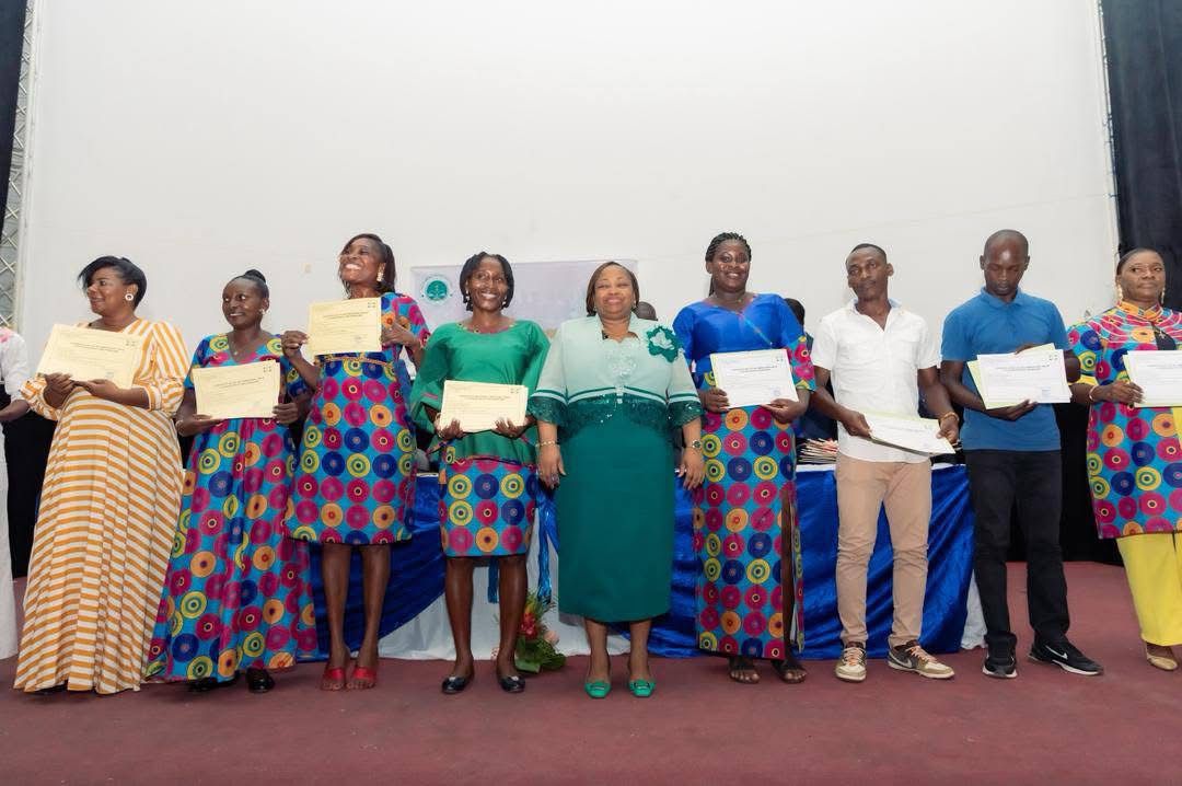 Cérémonie de Remise des Certificats aux Futurs Enseignants : Une Étape Historique pour l’Éducation Gabonaise Cérémonie de Remise des Certificats aux Futurs Enseignants : Une Étape Historique pour l’Éducation Gabonaise