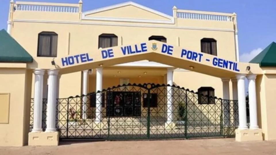 Port-Gentil : scandale à l’état civil, le maire Pascal Houangni Ambouroue face à un réseau de timbres municipaux frauduleux Port-Gentil : scandale à l’état civil, le maire Pascal Houangni Ambouroue face à un réseau de timbres municipaux frauduleux