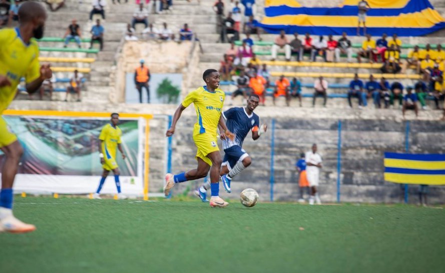National-Foot 1 : Stade Mandji et Mangasport se livrent un duel intense en tête du championnat
