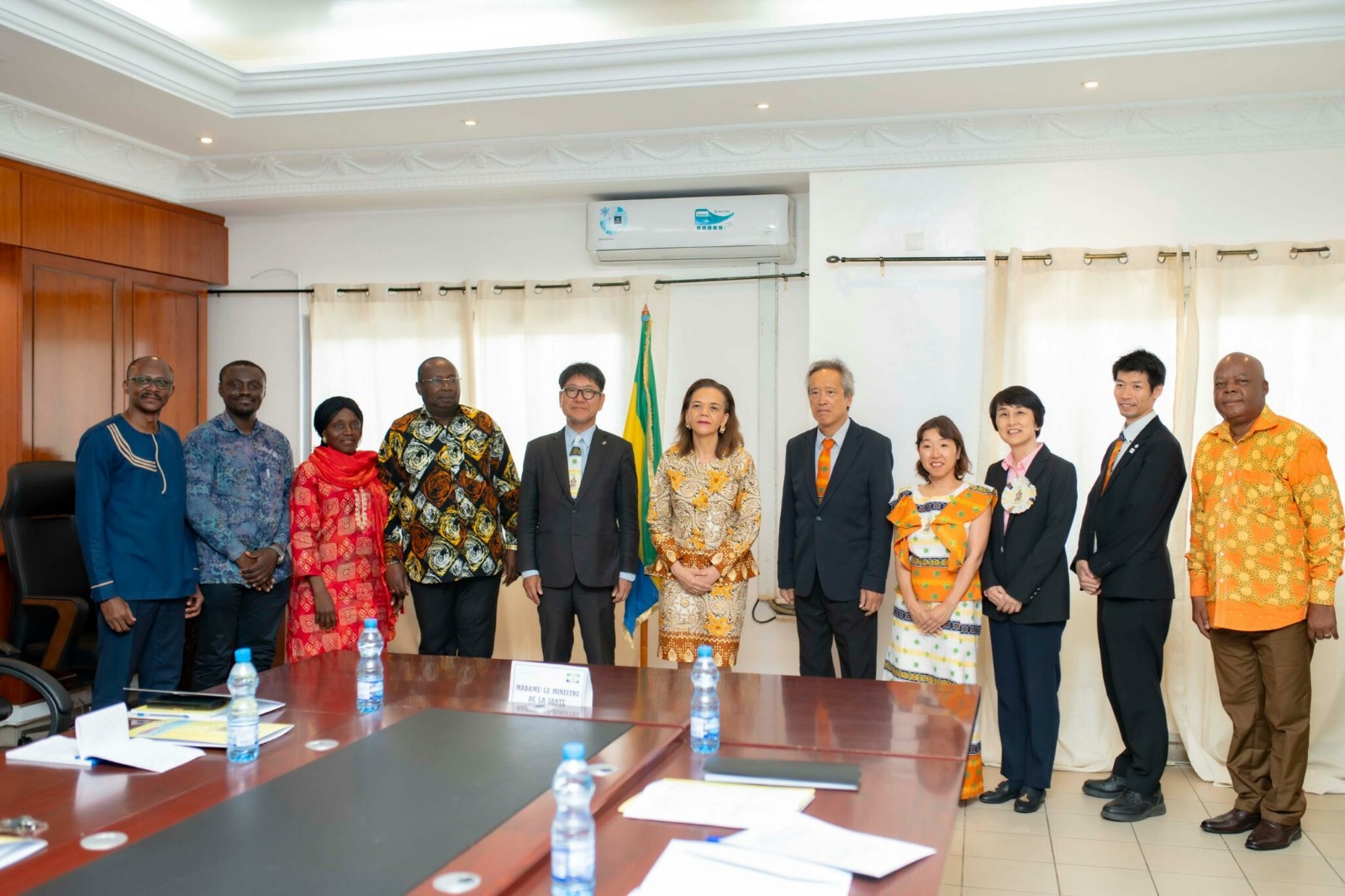 Le Japon renforce son soutien au Gabon avec 30 000 carnets de santé et des équipements médicaux
