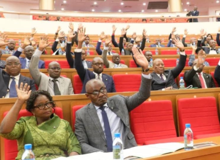 Microfinance au Gabon : les députés stoppent la réforme et imposent un bras de fer réglementaire