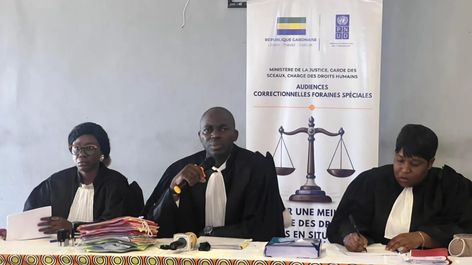 Justice : les audiences foraines s’invitent à la prison centrale de Libreville pour désengorger les cellules Justice : les audiences foraines s’invitent à la prison centrale de Libreville pour désengorger les cellules