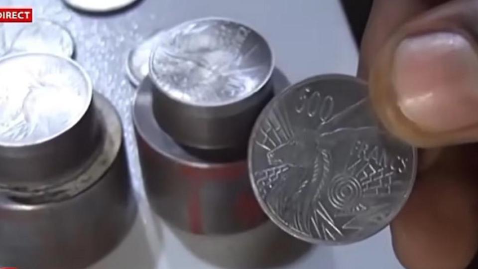 Cameroun : une usine de fausse monnaie démantelée à Douala, l’économie sous la menace des pièces contrefaites Cameroun : une usine de fausse monnaie démantelée à Douala, l’économie sous la menace des pièces contrefaites