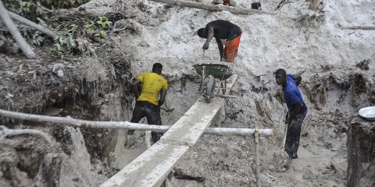 Orpaillage clandestin : le Gabon frappe fort et suspend tous les permis de la petite mine d’or