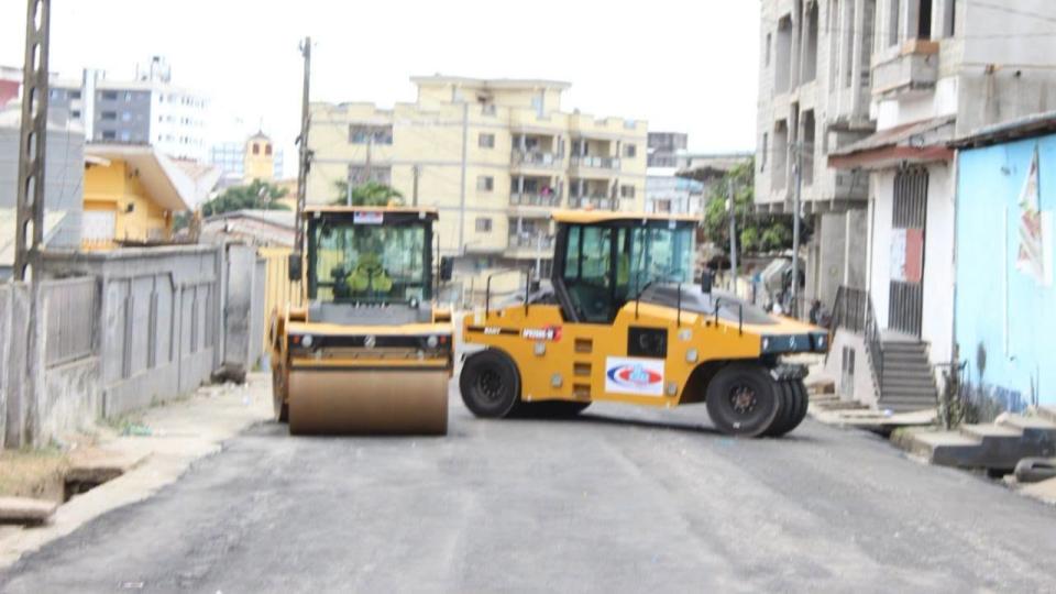 Libreville : les travaux de réhabilitation des voies secondaires progressent à Venez-Voir et Petit-Paris Libreville : les travaux de réhabilitation des voies secondaires progressent à Venez-Voir et Petit-Paris