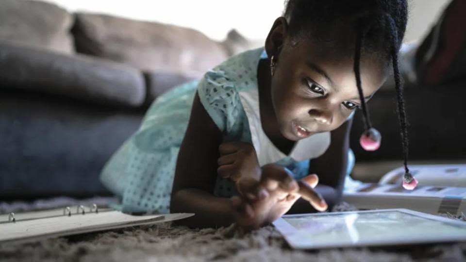 Petite enfance : l’UNICEF alerte sur les dangers d’une exposition précoce aux écrans