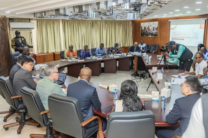 Gabon–Chine : Hermann Immongault échange avec les dirigeants de Hui Neng Group pour renforcer les investissements
