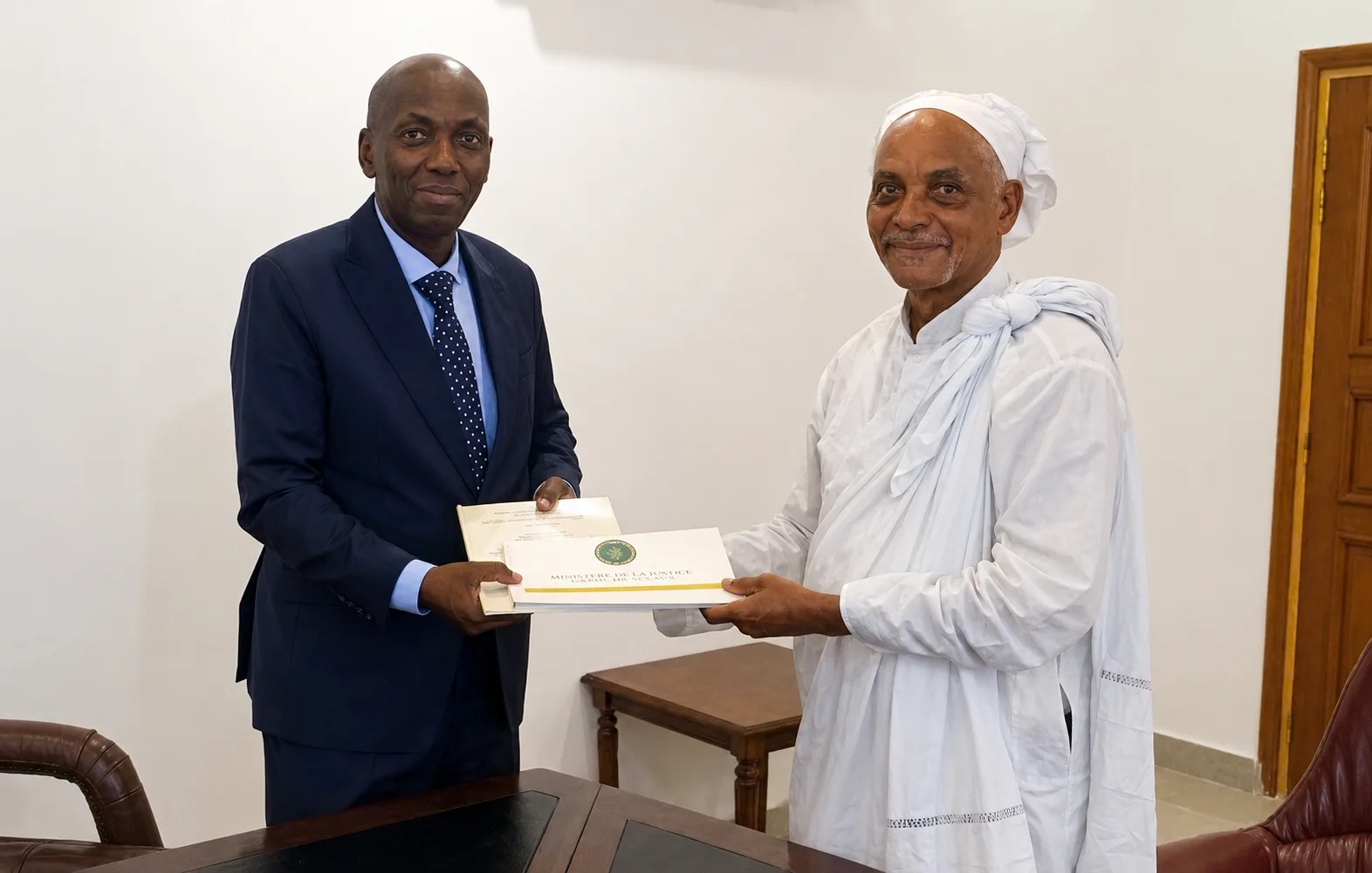 Chefferies traditionnelles : vers une reconnaissance officielle au Gabon ? Un projet de loi remis au ministre de la Justice Chefferies traditionnelles : vers une reconnaissance officielle au Gabon ? Un projet de loi remis au ministre de la Justice
