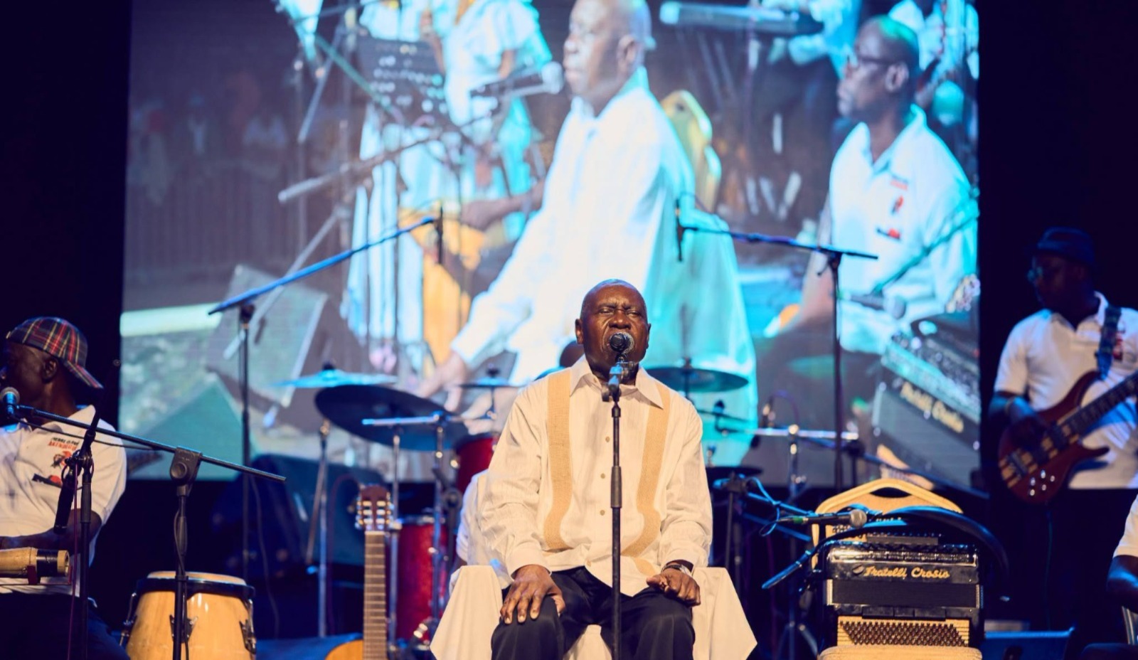 Pierre Claver Akendengué enflamme Omboué : le retour historique d’un monument de la musique gabonaise sur ses terres