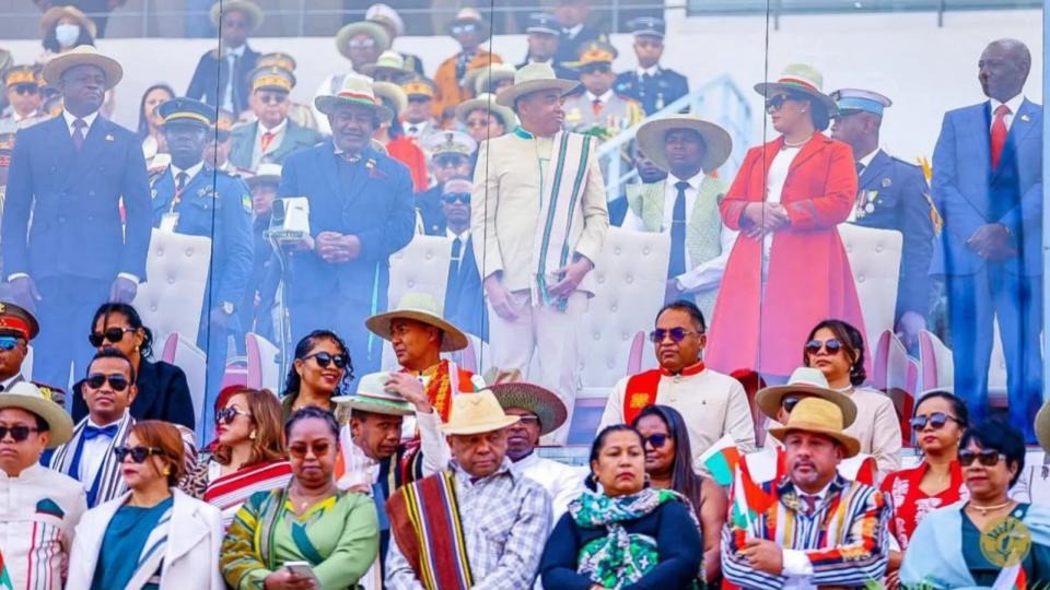 Madagascar impose la tenue traditionnelle aux fonctionnaires : une réforme pour valoriser l’identité nationale