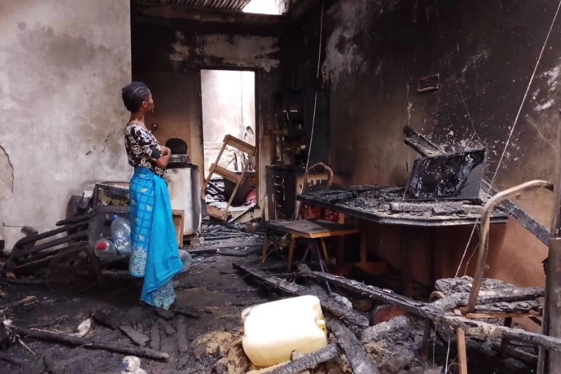 Kinguélé : un bébé de 6 mois périt dans un violent incendie, quatre personnes blessées en tentant de le sauver