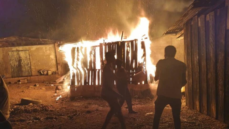 Mouila : six enfants périssent dans un incendie, un drame qui bouleverse la ville