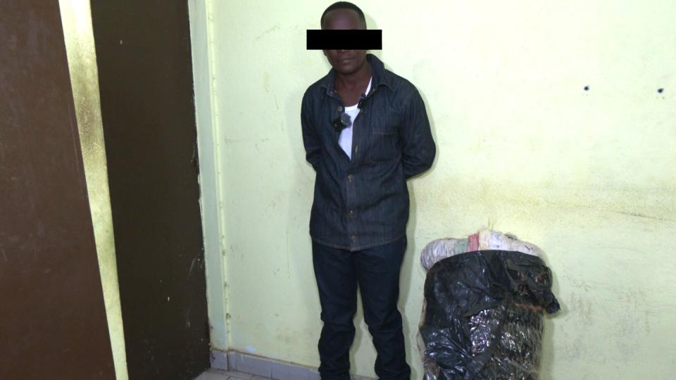Libreville : du chanvre retrouvé dans un sac d’arachide, un jeune homme interpellé Libreville : du chanvre retrouvé dans un sac d’arachide, un jeune homme interpellé
